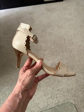 Kelly and Katie Scalloped Dress Sandals Sz 7.5 EUC
